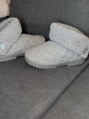 Muk Luks Slippers. Rubber Sole